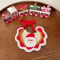 Detalle de babero navideño de ganchillo hecho a mano con motivo de Papá Noel y oro - Talla única / Babero Rojo Papá Noel