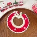 Rote und weiße gestrickte Haustier-Weihnachtsschal mit Schneeflocken auf Holztablett - S / Weihnachten Schneeflocke Rotes Halsband