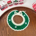 Gestrickter Weihnachts-Haustierschal in Grün und Weiß mit Schleife und Schneeflocken - S / Weihnachten Schneeflocke Grünes Halsband