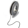 Detail van gunmetal doe-het-zelf ketting op een plastic spoel voor het maken van sieraden - Gunmetal