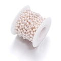 Cadena de perlas sintéticas blanco crema sobre cobre enrollada en carrete plástico - Oro KC