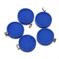 Vista macro di 5 basi per ciondoli in legno blu con ganci in metallo per creazione gioielli - EU 30 / Blu