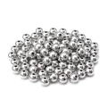 Macro-opname van gepolijste zilveren CCB-ronde kralen met centraal gat voor DIY sieraden - Wit K/Zilver