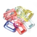 Vista macro de eslabones acrílicos transparentes de colores para bolsos y joyería DIY - 50 Piezas/Bolsa / Colorido Transparente