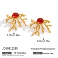 Detailansicht goldener Korallen-Ohrstecker mit rotem Stein und Größenabmessungen - Koralle-Form Ohrringe Stil (JDE0112280)