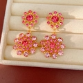 Primer plano detallado de elegantes pendientes vintage dorados con cristales rosas - Pendientes / Rosa