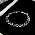 Elegantes silberfarbenes Armband mit dunkelblauen Zirkonia und Halo-Diamanteinlage - Tiefblaues rundes Zirkonia Halo Armband (33#) / Silber