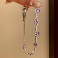 Detailansicht eines silberfarbenen Armbands mit funkelnden lila und klaren Zirkonia. - Silbernes Armband / Lila