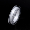 Vue macro d'un fil élastique transparent pour perles enroulé sur une bobine claire - Blanc