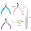 Detail van de sieraden gereedschapset met kleurrijke tangen, pincet en messing ringtool - Groep van Vijf Gereedschappen (Handmatige Tangenset)