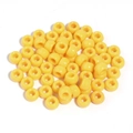 Vue macro de perles poney en acrylique jaune vif 9x6mm avec surface lisse et grands trous - Jaune d'Or