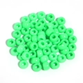 Gros plan de perles acryliques vert vif à grand trou pour création de bijoux DIY - Vert
