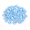 Gros plan de perles acryliques bleu clair pour bijoux DIY et loisirs créatifs - Bleu clair