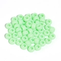 Vue macro de perles poney en acrylique vert clair 9x6mm avec grand trou pour bijoux DIY - Vert clair
