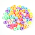 Vue macro de perles barils en acrylique coloré 9x6mm pour la création de bijoux DIY - Mélange Clair