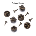 Dettaglio macro di chiusure a farfalla in bronzo antico e perni per badge fai-da-te - Bronzo / Ferro (11*55 Mm)
