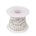 Primer plano de cadena chevron plateada de 6mm en carrete blanco para joyería DIY - 6mm / Plateado