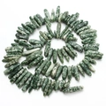 Makroaufnahme von spiralförmigen grün-weißen Natursteinperlen in Zahnform - 8-25mm (Ca. 40cm) / Grünpunkt-Jade