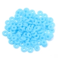 Makroaufnahme von 6 mm hellblauen Silikon-Abstandsringen für DIY-Schmuck - Blau