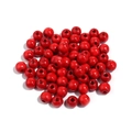 Macro-opname van levendige rode esdoornhouten kralen met gladde lak en een groot boorgat - Rood