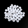 Detail van witte esdoornhouten ronde kralen met grote gaten voor DIY-sieraden maken - Wit