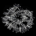 Makroaufnahme klarer langer Stachel-Glasperlen für DIY-Schmuck auf schwarzem Hintergrund - 8-25mm (Ca. 40cm) / Synthetisches Weißes Glas