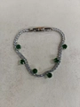 Elegantes silberfarbenes Tennisarmband mit runden smaragdgrünen Steinen und Zirkonia. - Silbernes Armband / Grün