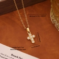 Collar de cruz de acero inoxidable dorado con piedras de circón y medidas - Estilo Cruz Decorada con Clúster de Zirconia (N1726) / Colgante de 1x1.5cm
