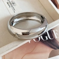 Primo piano di un bracciale rigido in metallo argento con finitura a specchio - Stile ad anello semplice ispessito minimalista (69#) / Argento
