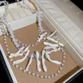 Elegante Halskette mit Muscheln und Perlen sowie schillernden Kristallperlen in Box - Perlen-Muschel-Kristall-Halskette im Meeresstil / Gold-Weiß