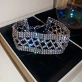 Détail d'un bracelet géométrique évidé avec des strass étincelants - 38# Bracelet