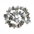 Nahaufnahme polierter Labradorit-Natursteine mit blauem Schimmer für DIY-Schmuck - 8-25mm (Ca. 40cm) / Graues Falkenauge
