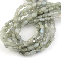 Macro-opname van platte ovale labradoriet kralen met blauwe glans voor DIY-sieraden maken - 8*6mm / Witte Labradoriet