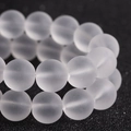Macro-opname van doorschijnende matte witte glazen kralen voor DIY-sieraden - 10mm / Gematteerd Transparant
