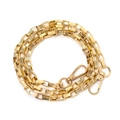 Dettaglio macro della catena quadrata in alluminio dorato con trama diagonale e moschettoni - Stile ad Anello Quadrato Twill (ai-Lunghezza Media) / Oro