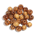 Vue macro de perles rondes en bois de pin rayé avec texture naturelle et trous de forage - 6mm (300 Pièces) / Marron