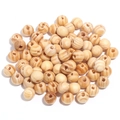 Gros plan de perles rondes en bois de pin avec rayures naturelles et trou central - 6mm (300 Pièces) / Couleur bois naturel