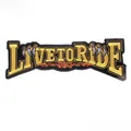 Détail de l'écusson brodé moto Live To Ride avec fil doré et motifs de griffes d'aigle - Style Noir Et Or (DB0033CT)