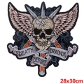 Dettaglio della toppa ricamata punk con teschio, spada e ali, misura 28x30cm - Stile Pugnale Death Before Dishonor (DB0332CT)