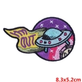 Patch ricamata UFO spaziale con nebulosa colorata e testo OUT per decorare vestiti - UFO Spaziale (PE3862CT)