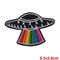 Nahaufnahme eines UFO-Stickflickens mit buntem Regenbogenstrahl und sauberen Stickkanten - Regenbogen-Raumschiff (PE3418CT)