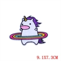 Vista detallada del parche bordado de unicornio con aro de arcoíris, 9,1x7,3 cm - Unicornio Arco Iris (PE1737CT)