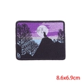 Borduurpatch met een huilende wolf bij de maan in paars en blauw, 8,6x6,9cm - Wolf Huilend (PE4247CT)