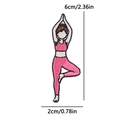 Cartoon Yoga Mädchen Stickerei Aufnäher in Pink, 6cm hoher Bügelpatch zur Dekoration - Einbeinig Stehende Pose (PE16351CT)