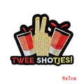 Parche bordado Carnaval holandés con signo de paz y copas de vino, medida 8x7cm - Estilo Twee Shotjes (PE4982CT)