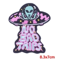 Toppa ricamata Alien UFO 8,3x7cm con testo NO BAD TRIPS per decorazione di vestiti - Alieno UFO (PE3735CT)