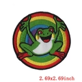 Detalle del parche bordado redondo de rana de 2,69 pulgadas para ropa y manualidades - Estilo Redondo Rana Arcoíris (PE4912CT)