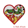 Detalle del parche bordado de ranas en forma de corazón con medidas 3,75x3,47 pulgadas - Estilo Corazón Pareja Rana con Bufanda (PE4913CT)