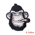 Makroaufnahme der Affen-Stickerei mit Zigarre und präzisen 9.2x8cm Abmessungen - Raucher Gorilla (PE5190CT)