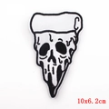 Détail du patch brodé pizza crâne noir et blanc, 10x6,2 cm avec une texture de broderie fine - Style Pizza Crâne (PE5171CT)